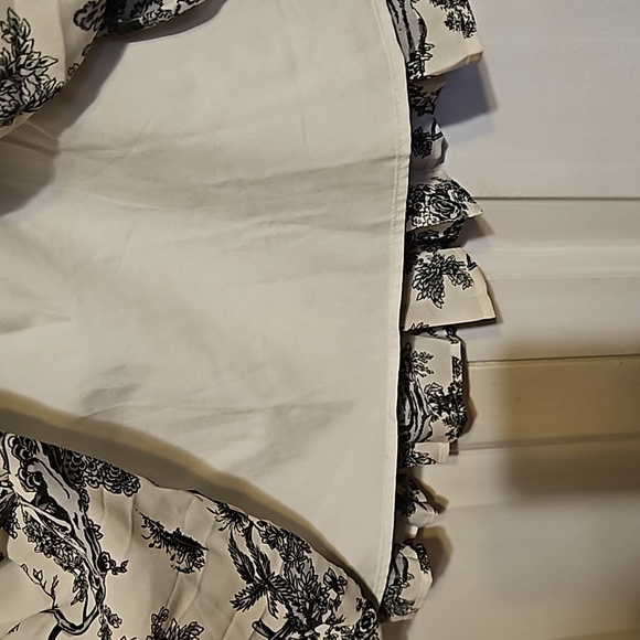 Banana Republic Black & White Pleated Floral Mini Skirt Women's Size XS - Picture 4 of 4